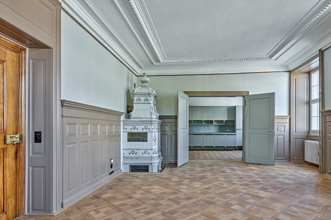 Blick in den Wohn- und Essbereich mit Küche 3.5-Zimmer-Wohnung 1. Obergeschoss (Bild: Roger Frei)